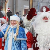 Новогодние парады Дедов Морозов и Снегурочек входят в моду и в провинции Украины