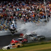 В результате аварии на гонке NASCAR в Дайтона-бич пострадали 34 человека