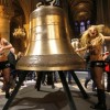 Активистки Femen в Нотр-Дам-де-Пари сыграли похоронный марш Папе Римскому и подрались с католиками