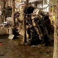 Жуткое ДТП в Красноярске: внедорожник упал с высоты второго этажа на проходившую мимо семью