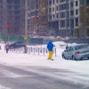 Заснеженные киевские улицы стали трассами для сноубордистов
