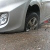На МКАД 8 автомобилей попали в яму на дороге