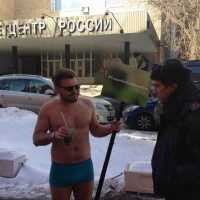 В Москве у Гидрометцентра мужчина в трусах устроил пикет, требуя лета 