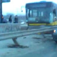 В Киеве на Московском мосту автобус с пассажирами чуть не упал в реку