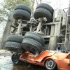 В Крыму бензовоз расплющил двух людей в легковом авто