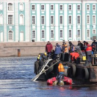 В Петербурге со дна Невы подняли затонувший буксир с телами членов экипажа