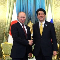 Японский премьер-министр подарил Путину лыжи