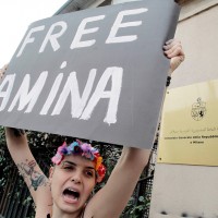 В Тунисе активистка FEMEN оштрафована на 182$