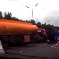 В ДТП на МКАД бензовоз с оторванным колесом протаранил две машины
