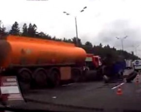 В ДТП на МКАД бензовоз с оторванным колесом протаранил две машины