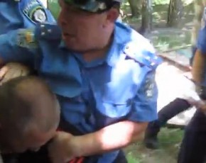В Броварах на акции «УДАРа» задержали активистов и избили журналиста