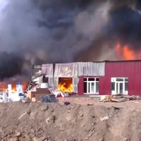 На строительном рынке «Мельница» в Москве вспыхнул крупный пожар