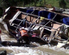 В Перу автобус упал в реку: погибли 30 человек