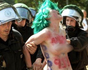 Femen разделись перед Бараком Обамой