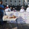 В Киеве возле Кабмина сотрудницы хлебокомбината утроили бессрочную голодовку