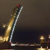 С разведенного пролета Троицкого моста в Неву упал автомобиль, водитель утонул