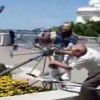 В Севастополе горожане снесли памятник, подаренный Москвой