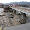 В Китае вода снесла мост с автомобилями