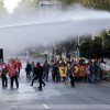 В Турции полиция снова разгоняла демонстрантов при помощи водометов, газа и резиновых пуль
