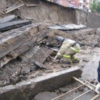 В Красноярске в результате упавшая стена раздавила на дороге машину 