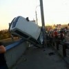 В Киеве в ДТП на Московском мосту машина повисла на ограждении