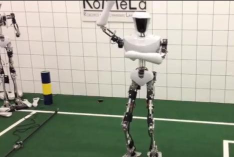 Робот танцует под музыку PSY «Gangnam Style»