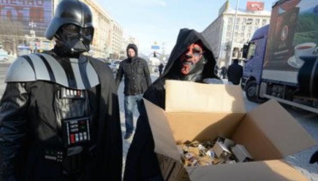 Дарт Вейдер на Майдане в Киеве спасал украинцев от конца света при помощи туалетной бумаги и дисков со свободным ПО