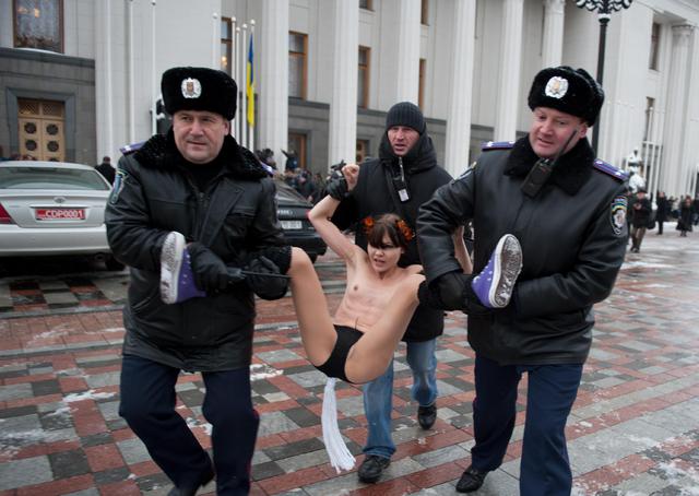 Голые активистки FEMEN прорывались в Верховную Раду