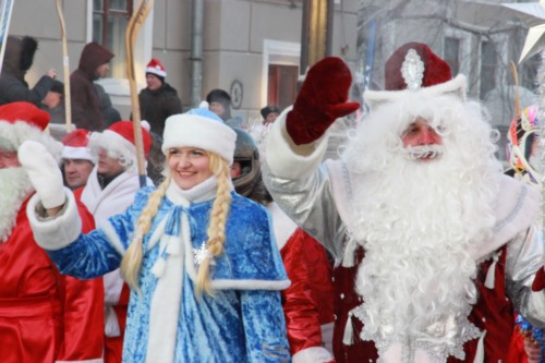 Новогодние парады Дедов Морозов и Снегурочек входят в моду и в провинции Украины