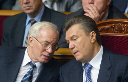 Янукович готовит почву для отставки Азарова с поста премьер-министра Украины