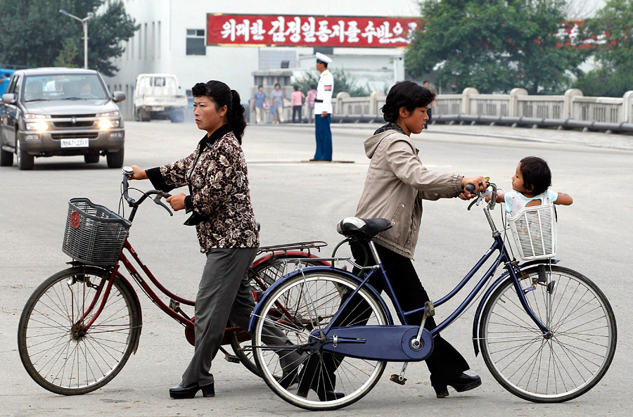 Из-за нового закона в Северной Корее полиция у женщин конфискует велосипеды 