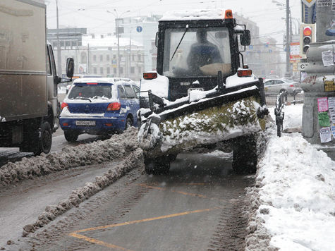 Снегопад парализовал движение в Москве
