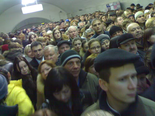 В московском метро из-за непогоды небывалый приток людей
