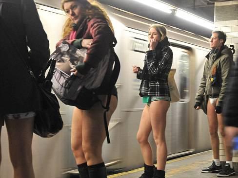 Состоялся всемирный флешмоб людей без штанов в метро