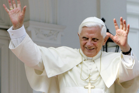 Папа римский Бенедикт XVI сегодня официально покидает престол