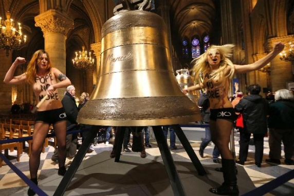 Активистки Femen в Нотр-Дам-де-Пари сыграли похоронный марш Папе Римскому и подрались с католиками