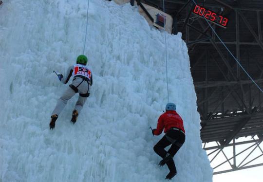 На фестивале «Snow Free Games» в Киеве девушка сорвалась с ледяной скалы