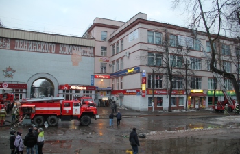 В Великом Новгороде загорелся торговый центр
