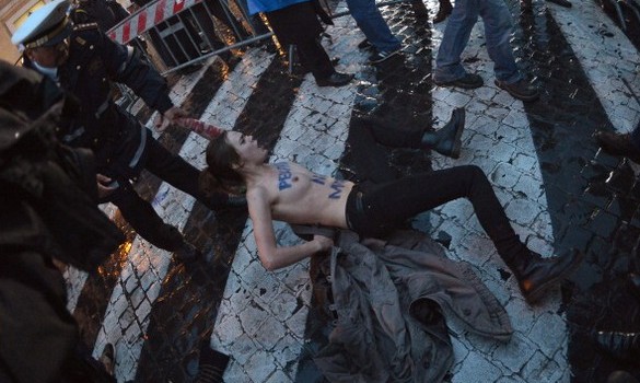 Голые FEMEN пришли на выборы Папы Римского