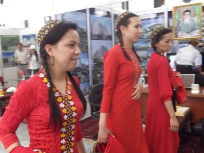 Президент Туркмении к 8 марта подарит женщинам по 14 долларов