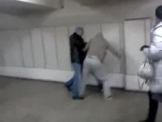 Пьяные полицейские устроили драку и стрельбу в московском метро