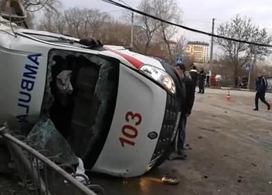 В Феодосии машина скорой помощи попала в жуткое ДТП, есть жертвы