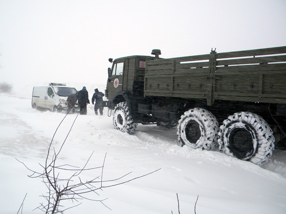 Из-за сильного снегопада в Киев закрыли въезд грузовикам