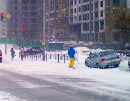 Заснеженные киевские улицы стали трассами для сноубордистов