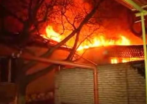 В Одессе загорелись 4 соседних дома