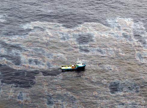 В акватории Черного моря под Одессой обнаружено огромное нефтяное пятно