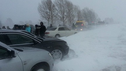 В Прикарпатье спасатели достают из сугробов сотни машин 