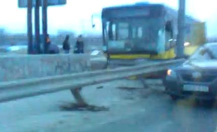 В Киеве на Московском мосту автобус с пассажирами чуть не упал в реку
