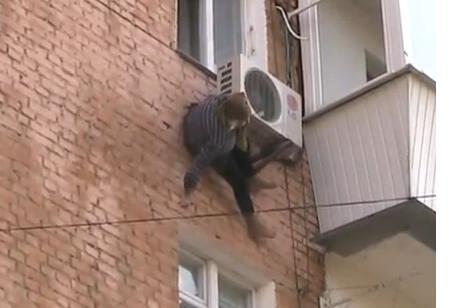 В Ровно 97-летняя женщина выпала из окна и зацепилась за кондиционер