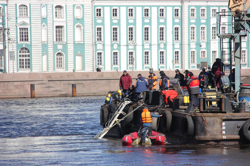 В Петербурге со дна Невы подняли затонувший буксир с телами членов экипажа